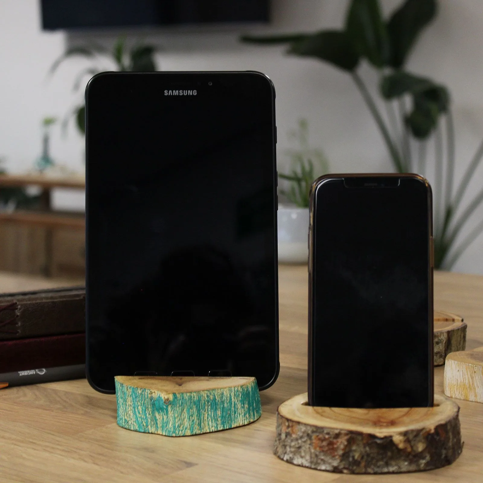 Dřevěný Stojan na Telefon - Velký - Gamal - Zelená Vymývaná