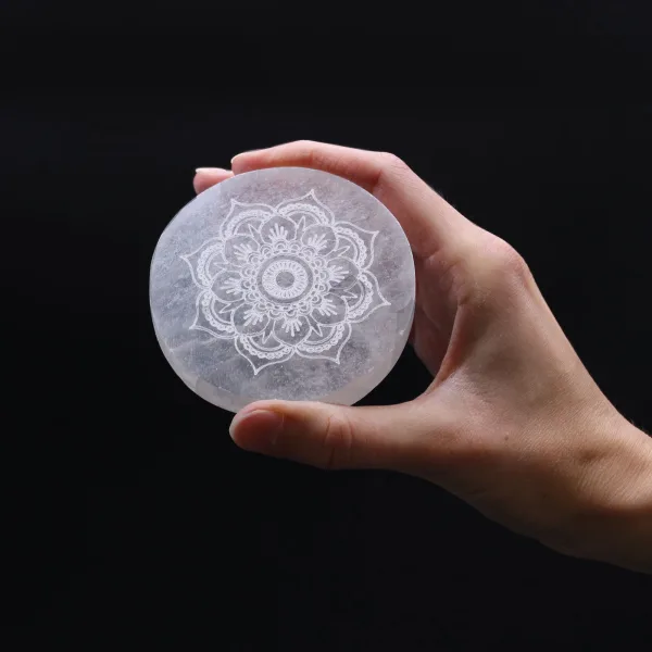 Malý Selenitový Talíř 8cm - Design Mandala