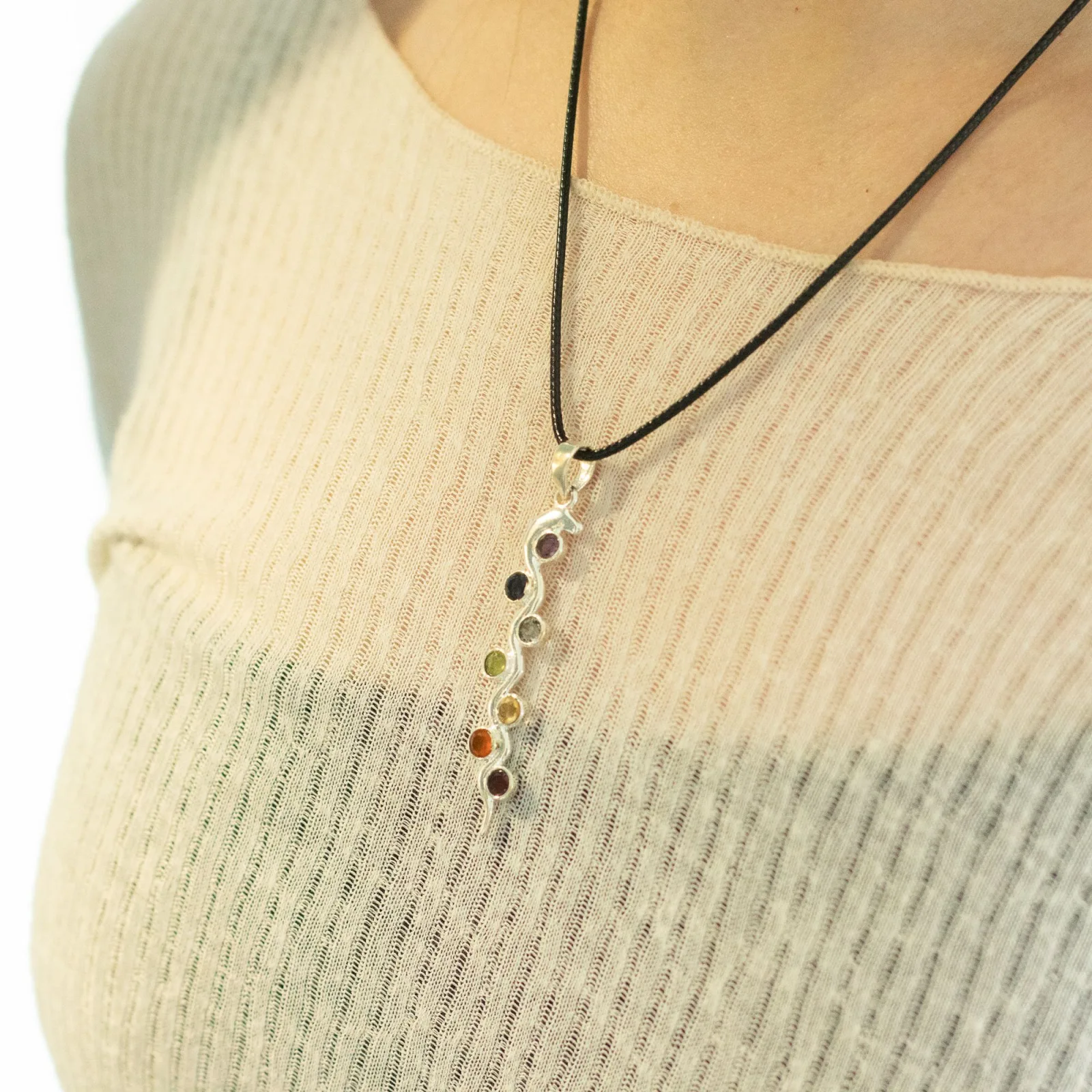 Indické modlitební přívěsky - postříbřené (45 cm šňůra) - hadí čakra