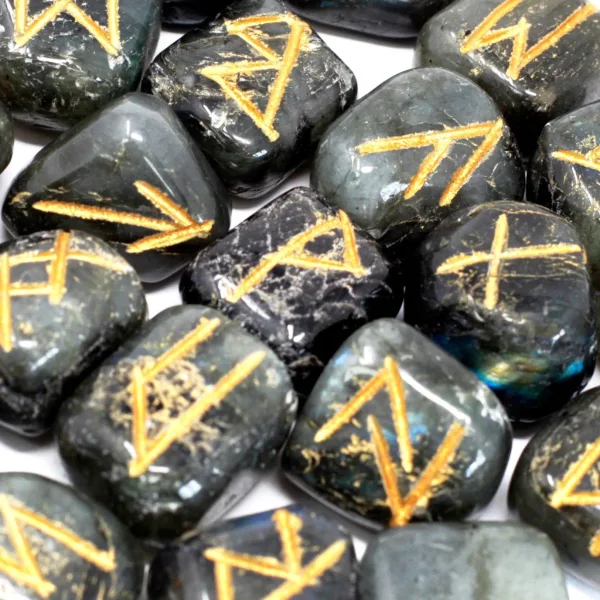 Runové Kameny v Pouzdře - Labradorit
